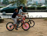 Ada Anak Bermain Sepeda Saat Senja Pulang Dengan Senang